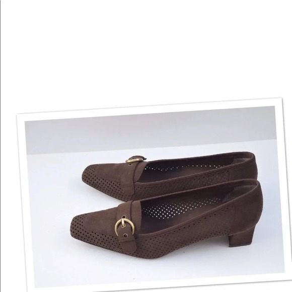 Beautiful Stuart Weitzman low heels - Picture 5 of 8